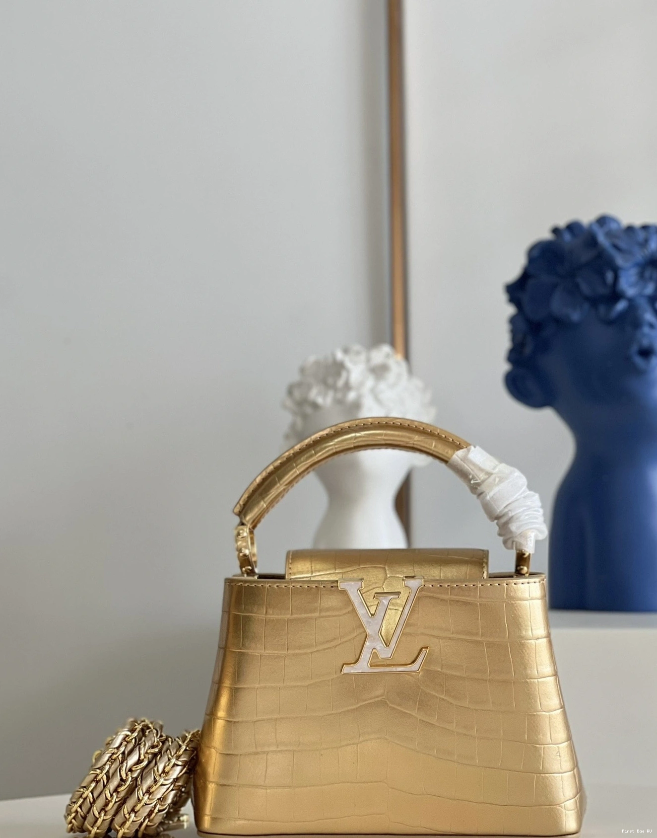 First bag LOUIS MINI CAPUCINES VUITTON 0806